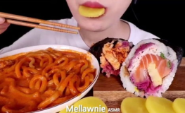 小姐姐吃鸡腿和寿司图片,小姐姐挑战鸡腿与寿司大比拼